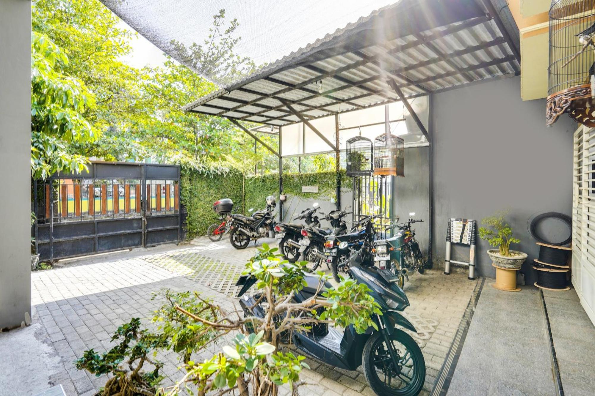Spot On 91745 Rumah Kost Gresik Syariah Exterior foto