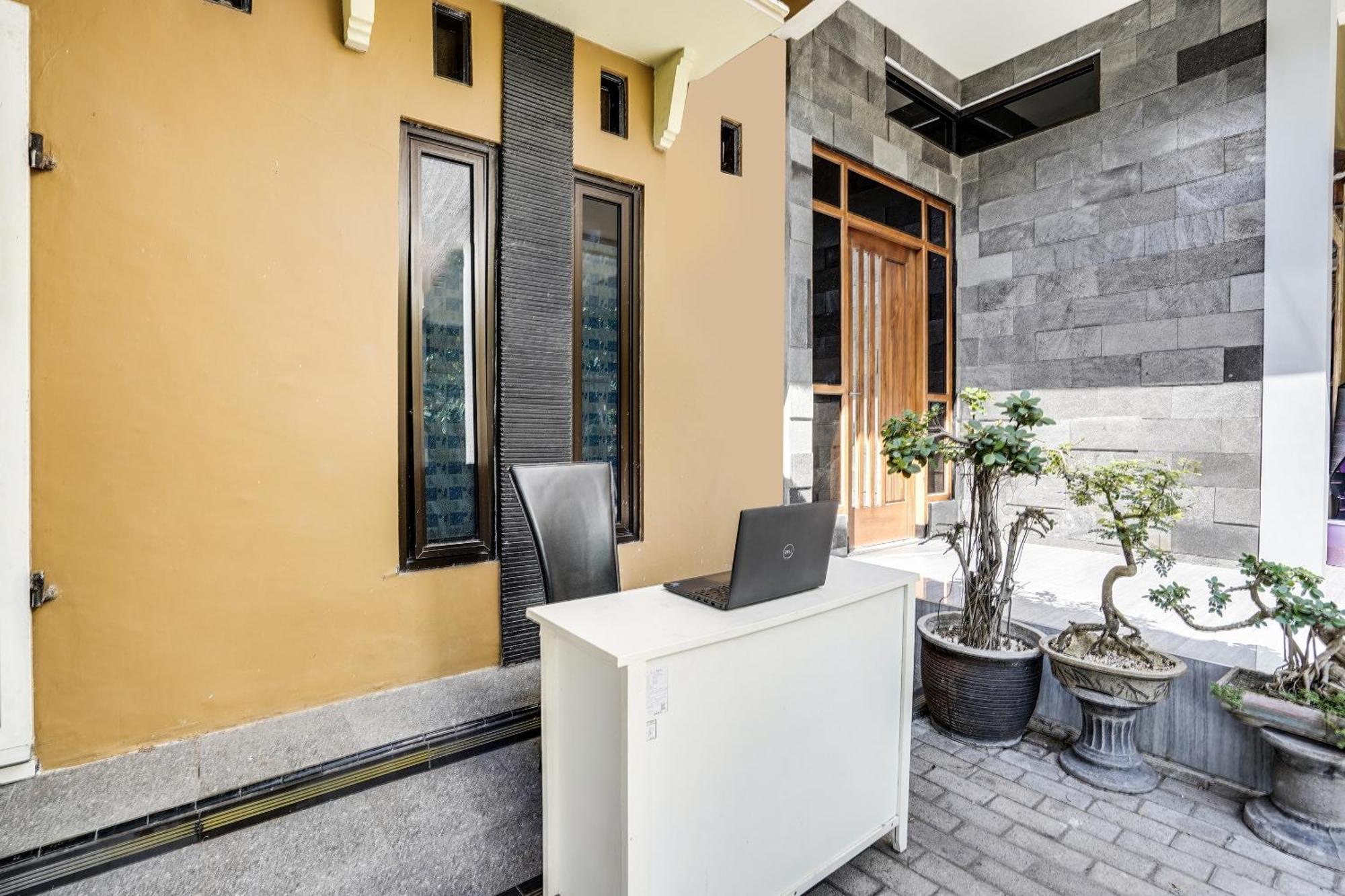 Spot On 91745 Rumah Kost Gresik Syariah Exterior foto
